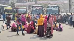 শ্রমিক তুলে নিয়ে যায় বাস, প্রতিবাদে মহাসড়ক অবরোধ